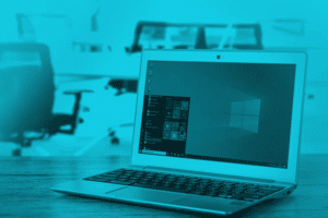 Photo d'un ordinateur Windows 10 posé sur un bureau d'entreprise de type PME.