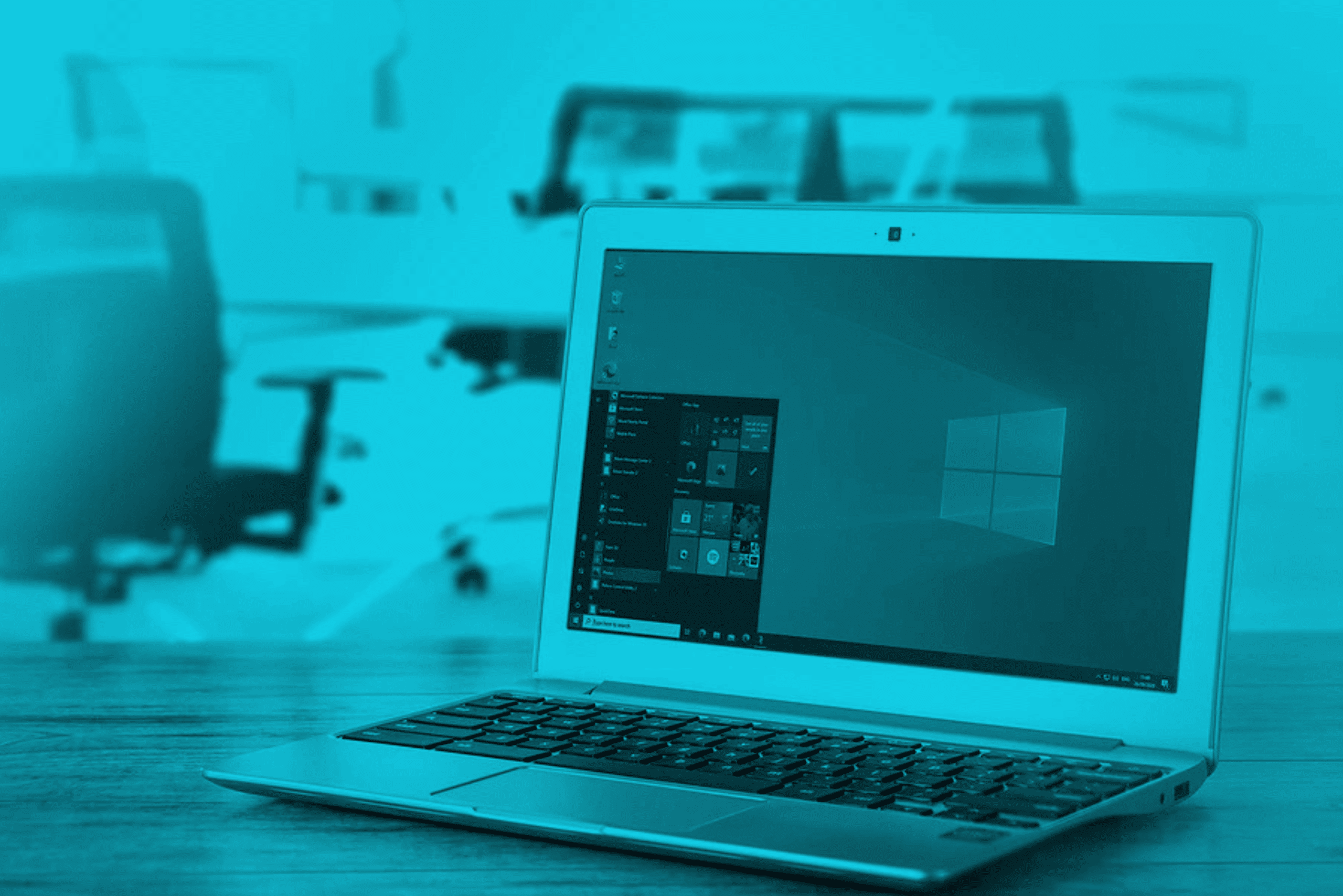 Photo d'un ordinateur Windows 10 posé sur un bureau d'entreprise de type PME.
