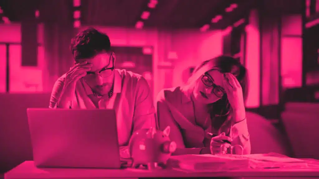 Photo de deux dirigeants d'entreprise face aux problématiques de réduction des coûts IT
